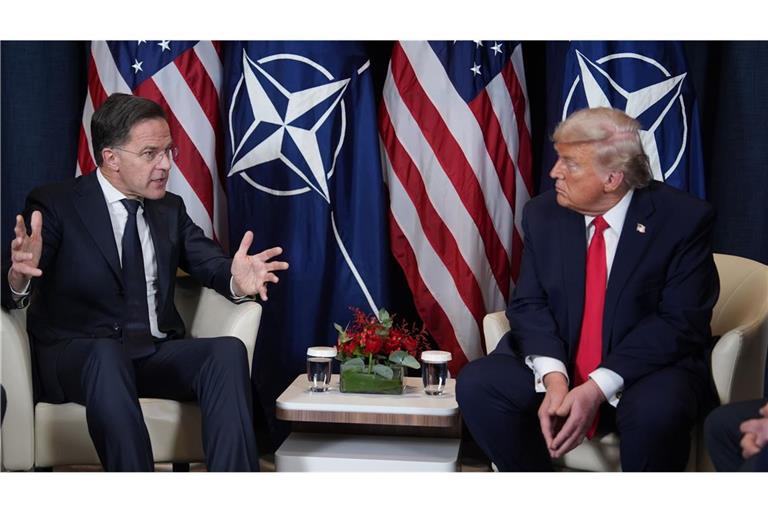 NATO-Generalsekretär Mark Rutte und US-Präsident Donald Trump während eines Treffens am Rande des Weltwirtschaftsforums in Davos (Archivbild).