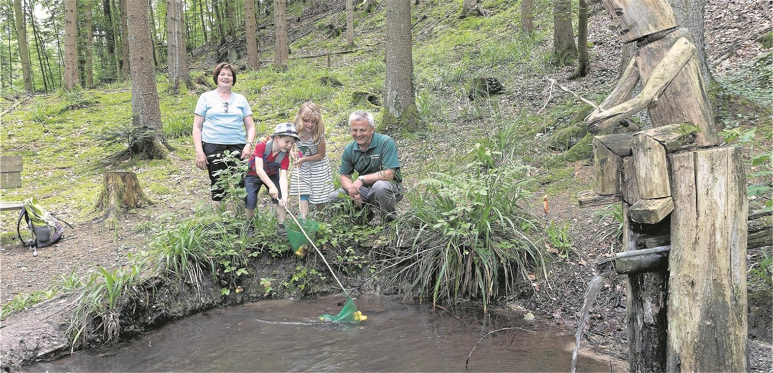 Naturparkführer Walter Hieber auf Tour mit Ben und Lilly und ihrer Großmutter, hier bei der ersten Station beim Quietschenten-Fang. Foto: J. Fiedler