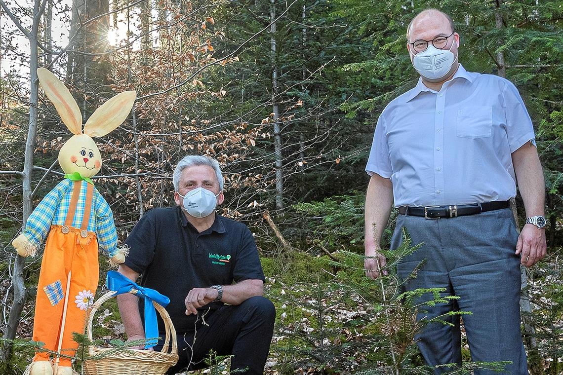 Downhillstrecke für Eier und basteln to go Naturparkführer Walter Hieber (links) und Bürgermeister Armin Mößner mit einem fröhlichen Repräsentanten des Pfads.