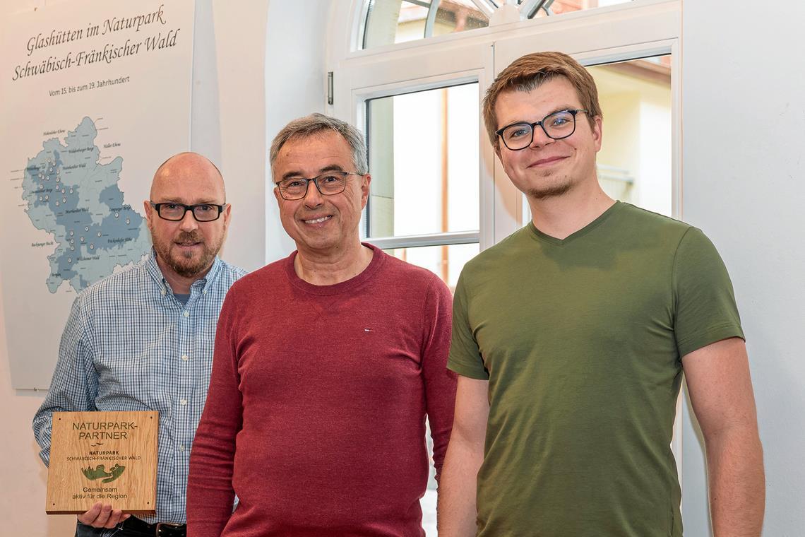 Naturparkgeschäftsführer Karl-Dieter Diemer (Mitte) mit den beiden neuen Projekt- und Teammitgliedern Jens Teufel (links) und Clemens Pleißner. Foto: Stefan Bossow