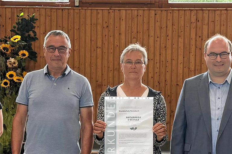 Naturparkgeschäftsführer Karl-Dieter Diemer, Schulleiterin Monika Pietron und stellvertretender Vorsitzender des Naturparkvereins sowie Bürgermeister Armin Mößner (von links) bei der Verleihung der Urkunde. Foto: Naturpark Schwäbisch-Fränkischer Wald