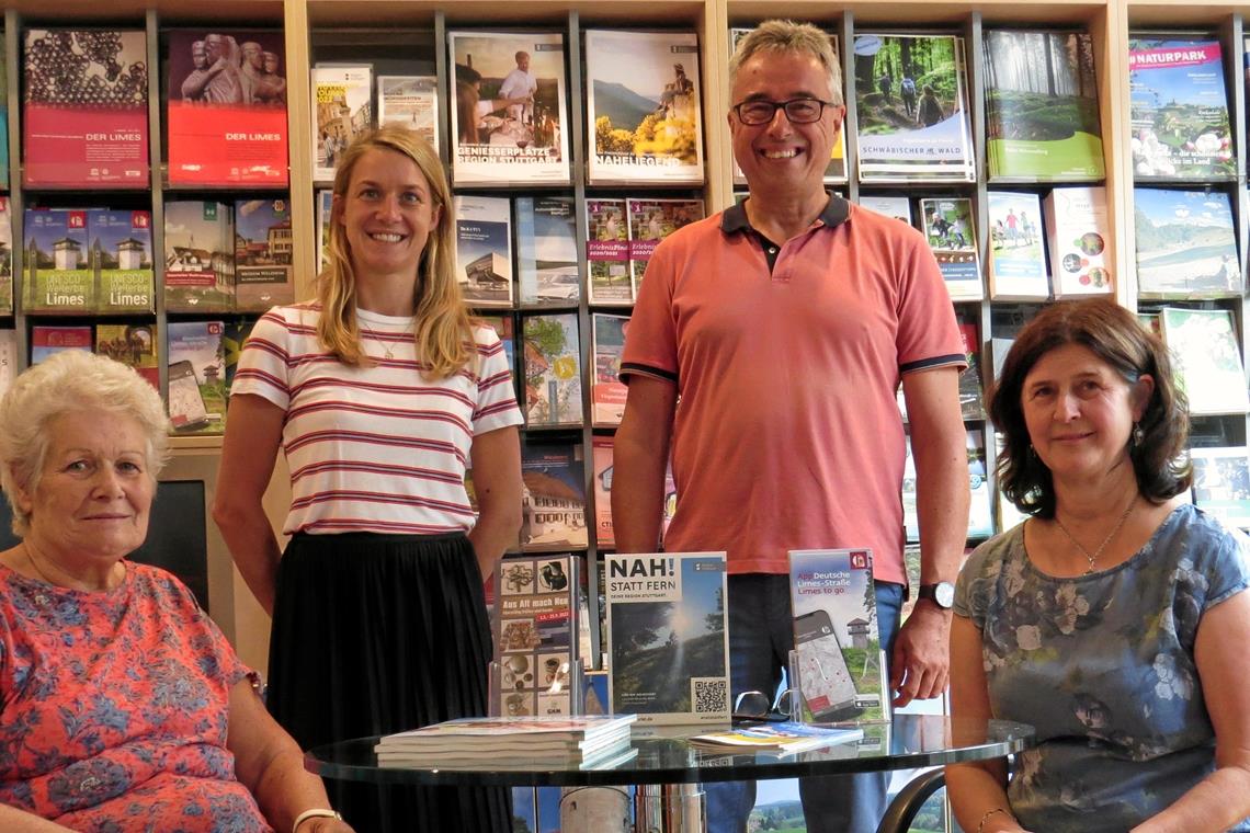 Naturparkgeschäftsführer Karl-Dieter Diemer und Jasmin Kotrba vom Naturparkteam (hinten von rechts) mit Ruža Welsch und Barbara Hirzel (vorne von rechts). Fotos: Christine Schick