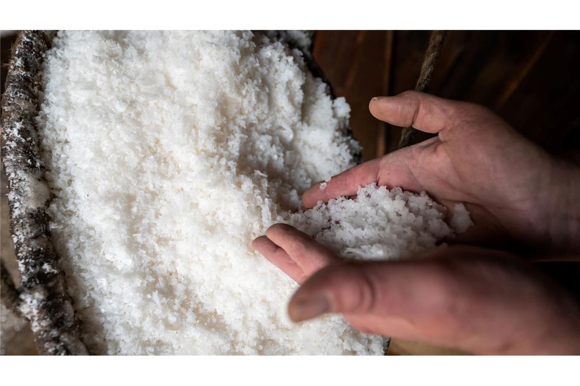 Alternativen zu Supermarkt-Salz: Teurer, aber nicht gesünder Natursalze bieten der Verbraucherzentrale zufolge keinen gesundheitlichen Vorteil. (Archivbild)