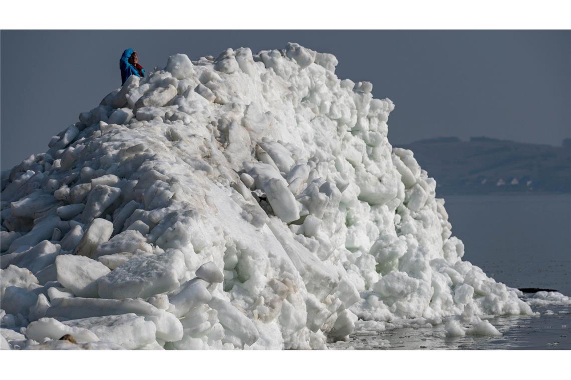 Naturschauspiel: Auf der Insel Rügen türmen sich immer noch Eisschollen zu meterhohen Bergen auf.