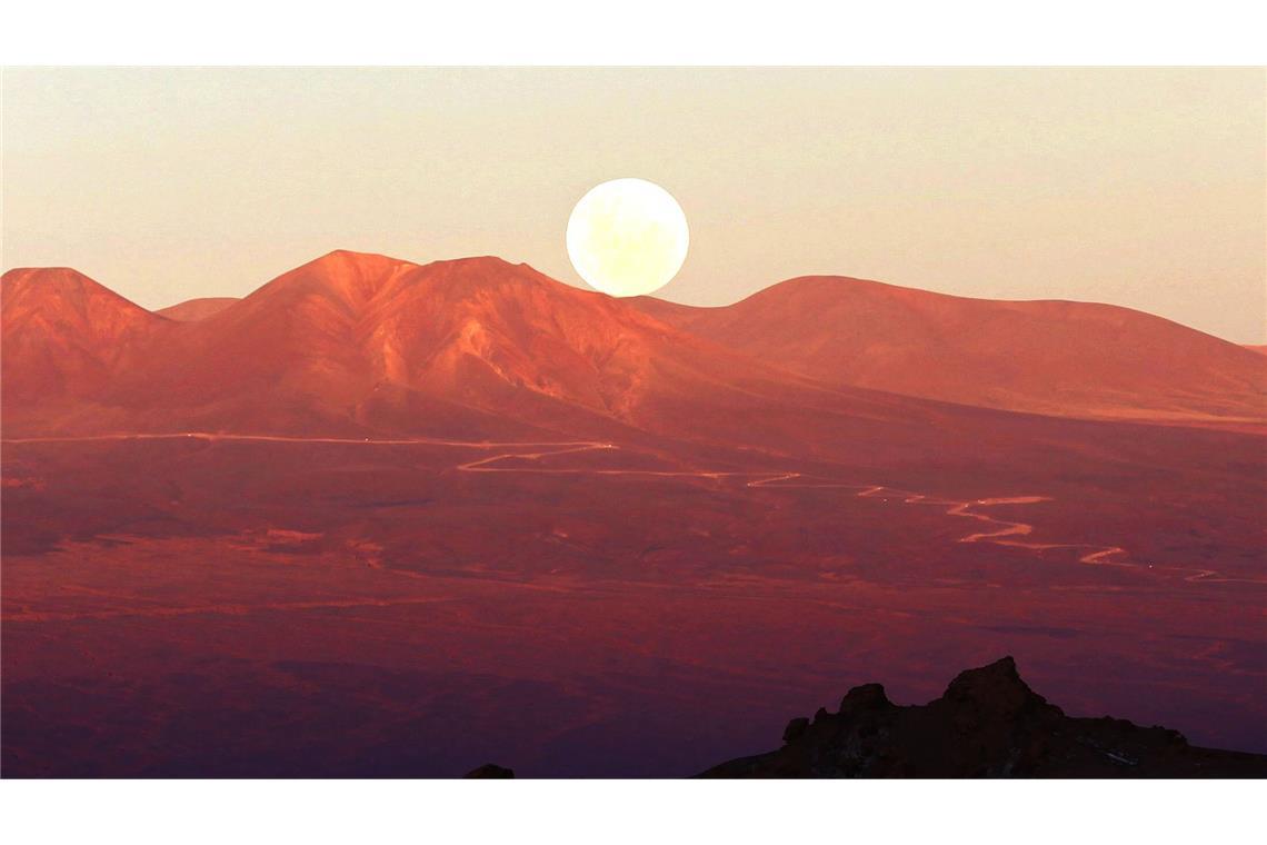 Mit Nebel gegen Wasserknappheit Naturschönheit: Der Mond ist von San Pedro de Atacama aus über der Atacama-Wüste zu sehen.
