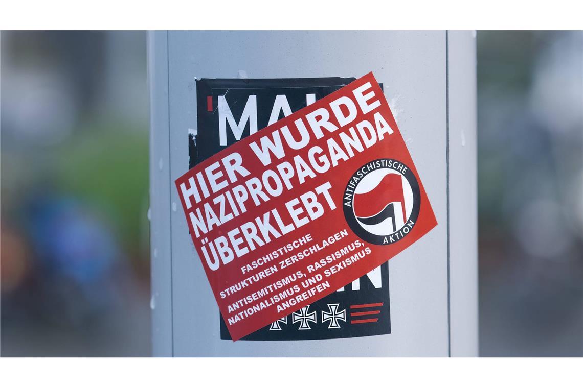 Warum "Faschismus" und "Nazi" nicht als politische Schlagwörter taugen "Nazi-Keule": Protestaufkleber gegen Faschismus im nordrhein-westfälischen Düsseldorf.