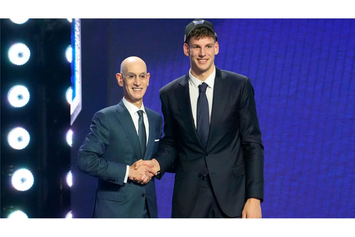 NBA-Commissionar Adam Silver (l) gratuliert Hannes Steinbach.