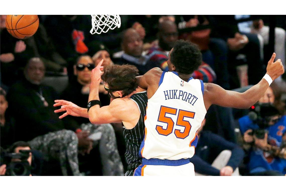 NBA-Star Franz Wagner (links) wird von seinem deutschen Landsmann und Gegenspieler Ariel Hukporti folgenschwer gefoult.