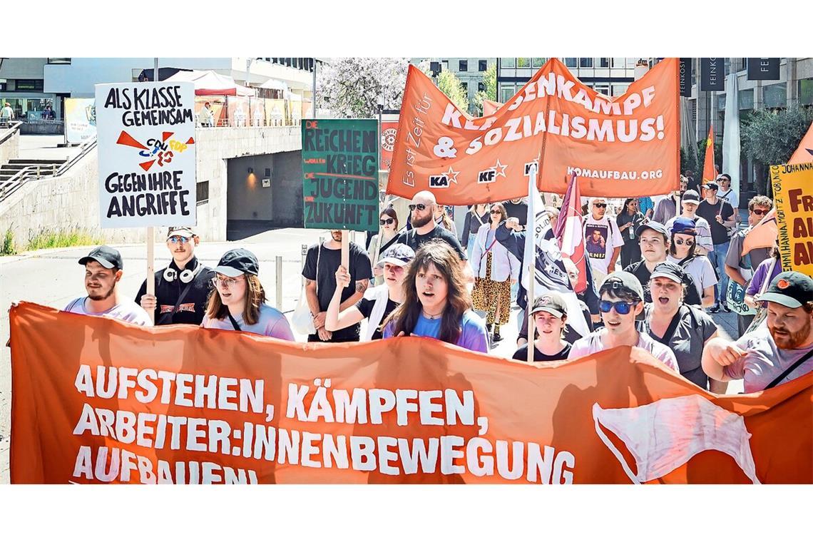Rote Fahnen für den Arbeitskampf 