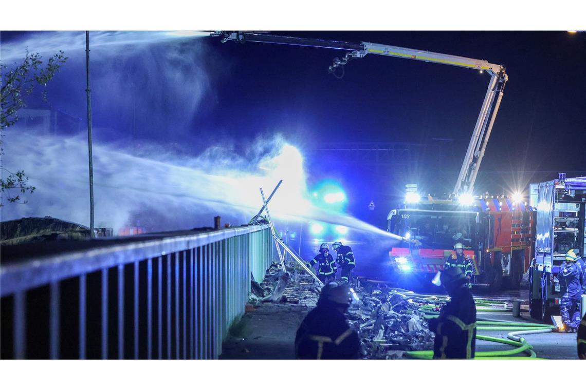 Feuerwehr kämpft noch immer gegen Großbrand 