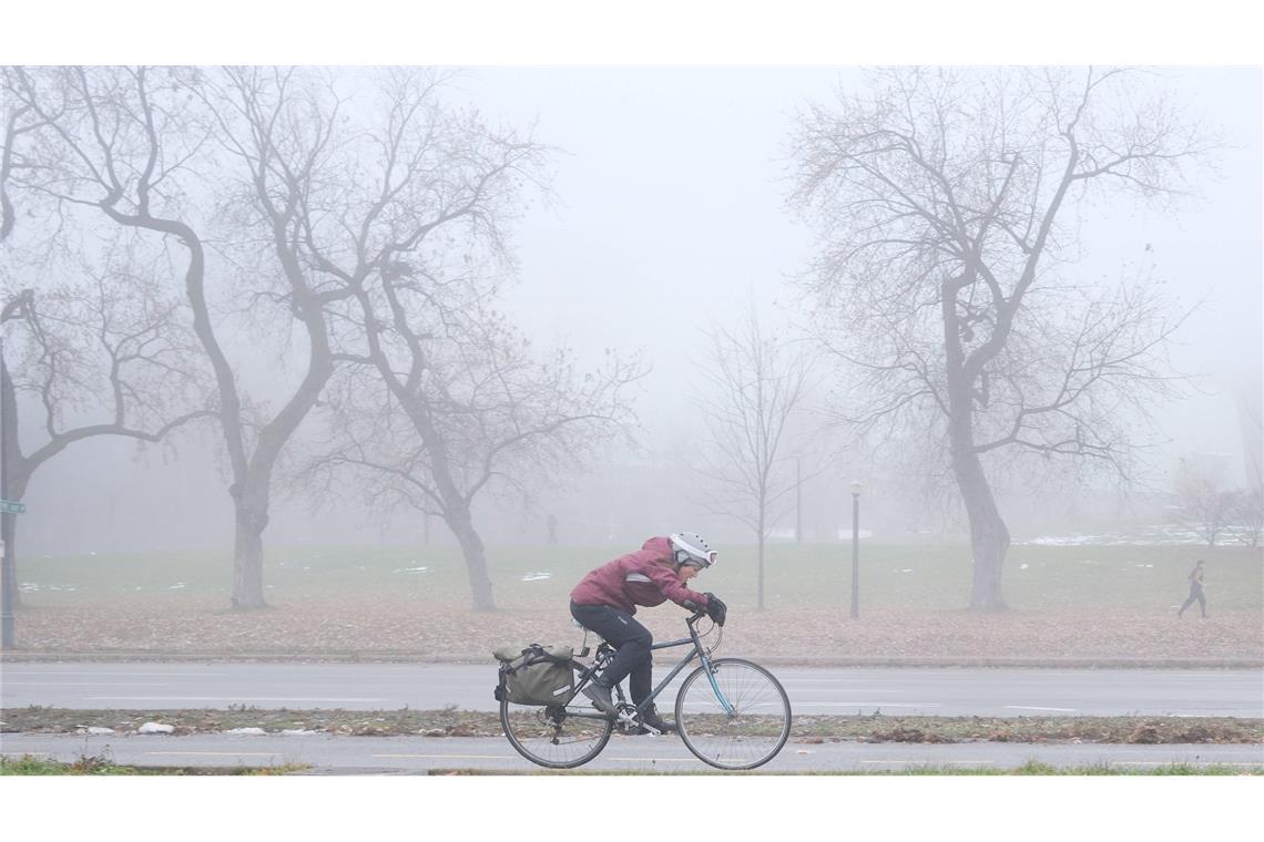 Nebel- und Hochnebelfelder sollen sich teils bis in die Mittagsstunden halten.