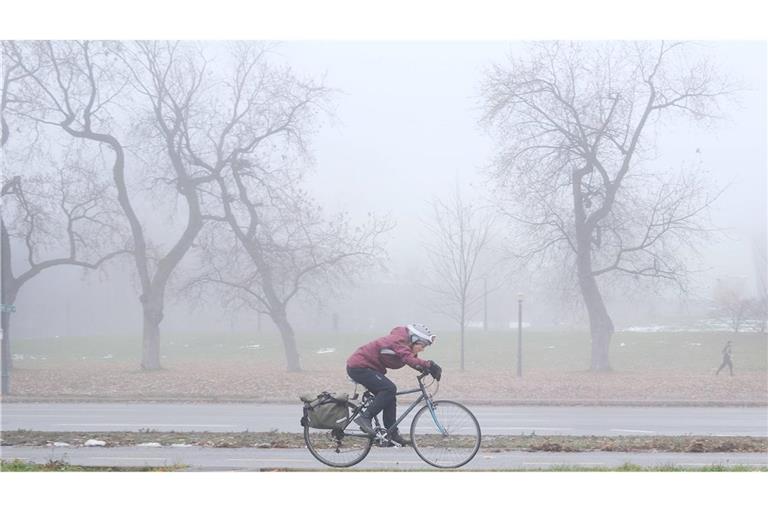 Nebel- und Hochnebelfelder sollen sich teils bis in die Mittagsstunden halten.