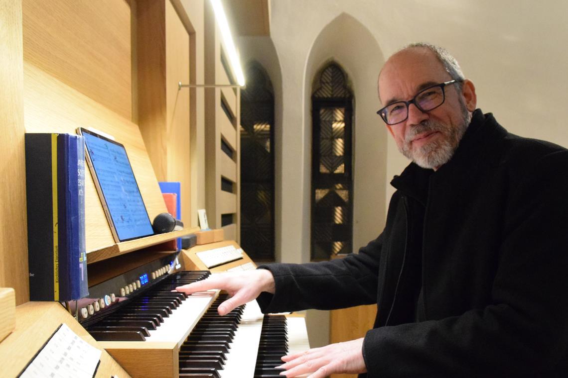 Neben bekannten Pop- und Rocksongs präsentierte Kirchenmusiker Michael Schütz auch Filmmusik aus „Fluch der Karibik“, „Harry Potter“ oder „Game of Thrones“. Foto: Elisabeth Klaper