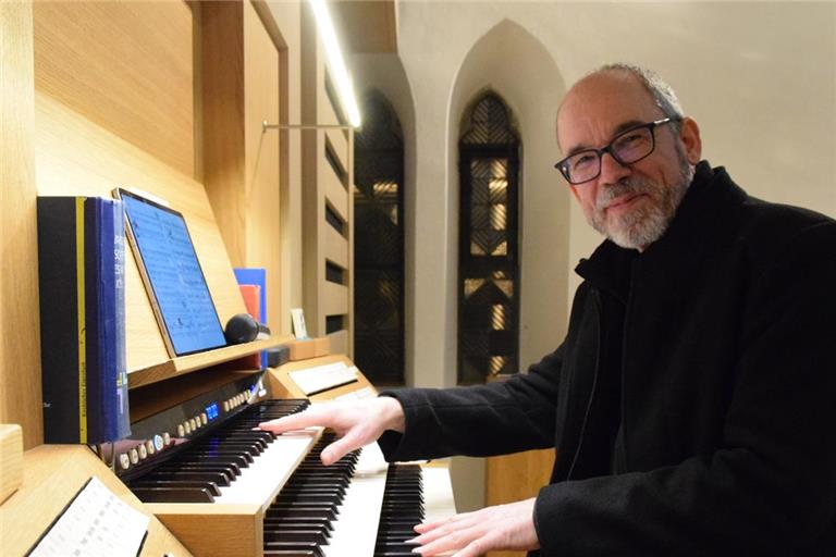 Neben bekannten Pop- und Rocksongs präsentierte Kirchenmusiker Michael Schütz auch Filmmusik aus „Fluch der Karibik“, „Harry Potter“ oder „Game of Thrones“. Foto: Elisabeth Klaper