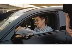 Neben Brad Pitt spielt der neue viertürige AMG GT die Hauptrolle im Werbeclip. 