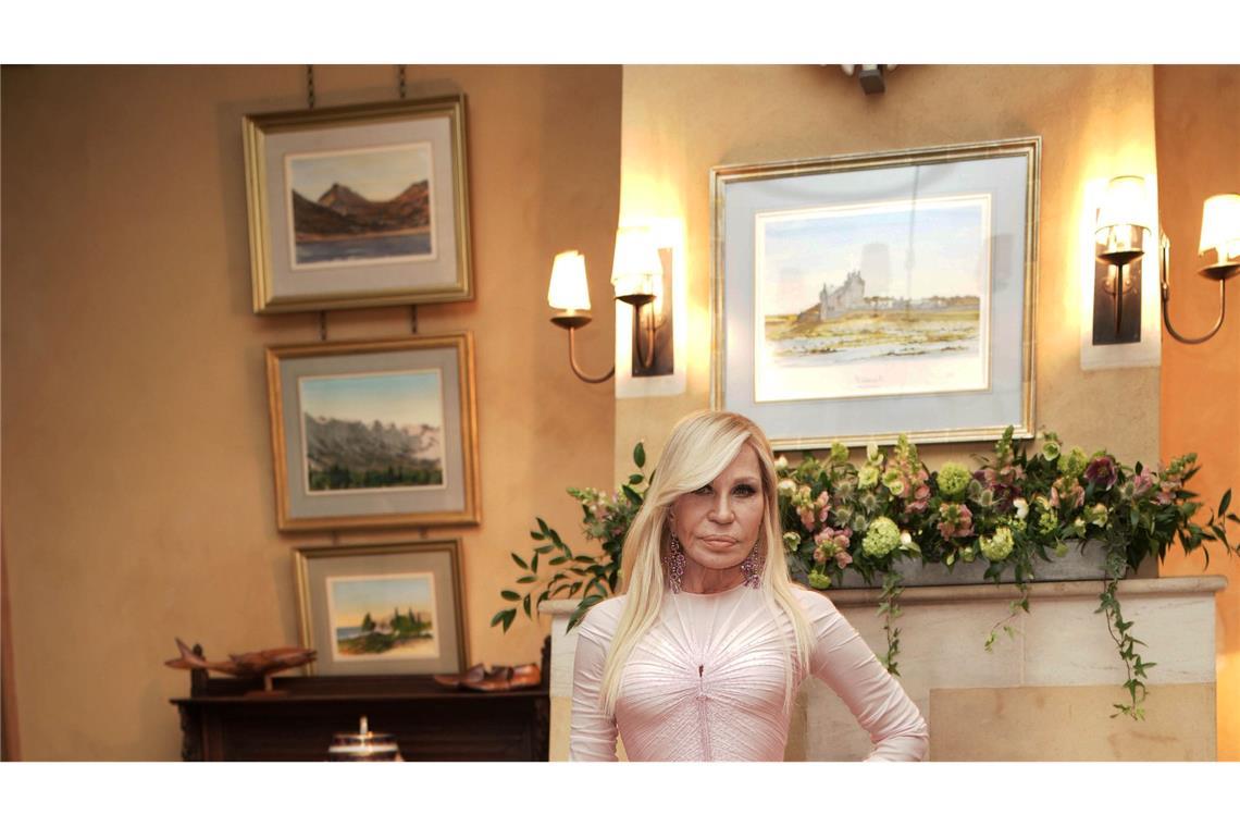 Charles diniert mit Beckhams, Mirren und Versace Neben britischen Stars wie den Beckhams waren auch viele italienische Prominente wie die Modeschöpferin Donatella Versace eingeladen.