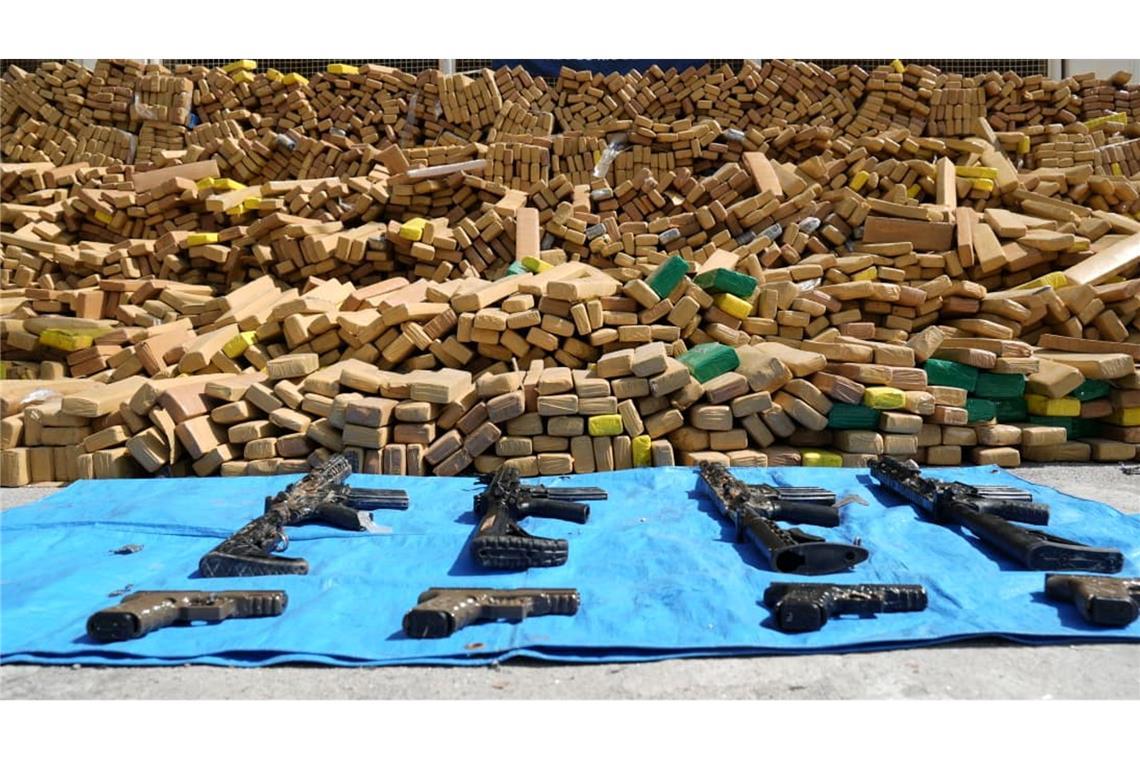 Neben dem Marihuana wurden auch Waffen gefunden.