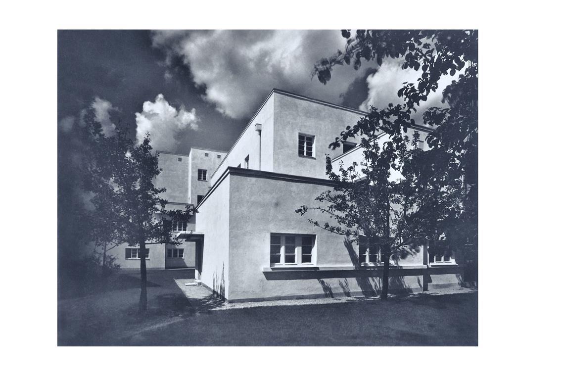 Wie die Weissenhofsiedlung zu einer Weltsensation wurde Neben dem Mehrfamilienhaus von Mies van der Rohe entstand auch eines von Peter Behrens. In dem Künstleratelier dort ist heute die Architekturgalerie untergebracht, in der immer wieder spannende Ausstellungen gezeigt werden.
