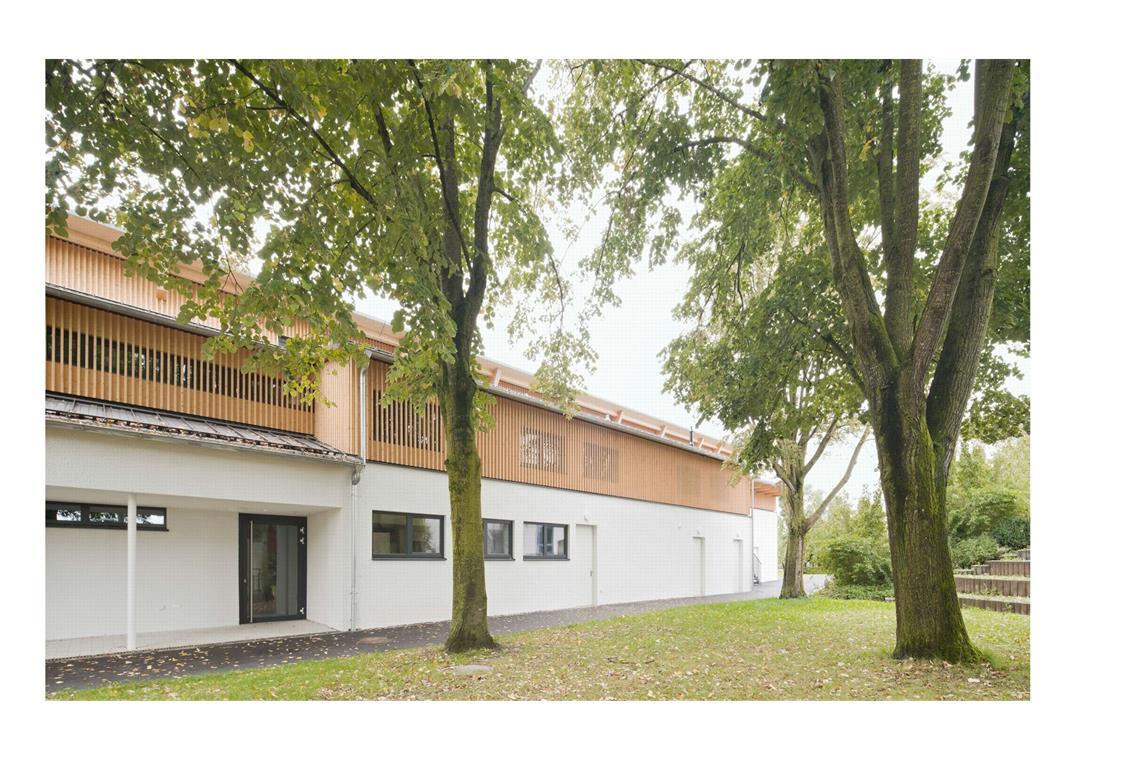 Berliner Top-Büro holt Deutschen Architekturpreis. Wie schneidet Stuttgart ab? „Neben dem ökologisch sinnvollen Ansatz, die im Bestand gebundene graue Energie weiterzuverwenden, ist so nicht nur ein Erinnerungs-, sondern auch ein ästhetischer Mehrwert entstanden“, so die Jury zu dem Projekt in Ingerkingen. „Der hier beschrittene Weg der Bestandsnachnutzung kann als Vorbild für die Sanierung vieler weiterer Hallen in Deutschland dienen.“
