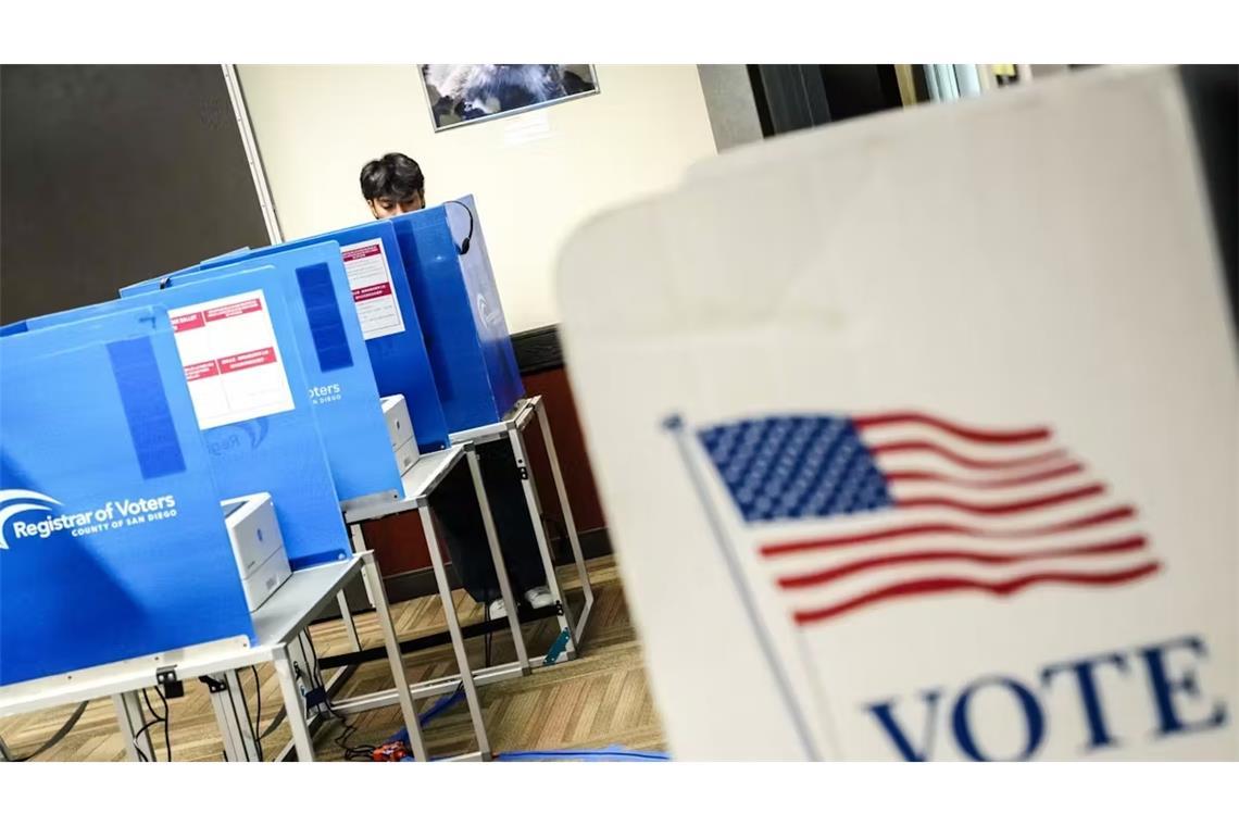 Erste Wahllokale in den USA geöffnet Neben dem Präsidentenamt stehen an diesem Dienstag in den USA auch alle Sitze des Repräsentantenhauses und rund ein Drittel der Sitze im Senat zur Wahl.