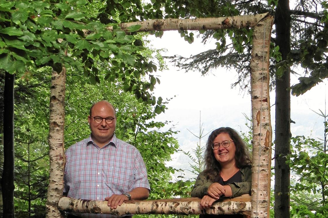 Neben dem Riesbergturm am Rande der Wiese ist ein weiterer Aussichtspunkt, an dem ein Bilderrahmen für Ausflugsfotos aufgestellt ist. Bürgermeister Armin Mößner und Martina Nowak probieren es einfach mal aus. Foto: Christine Schick