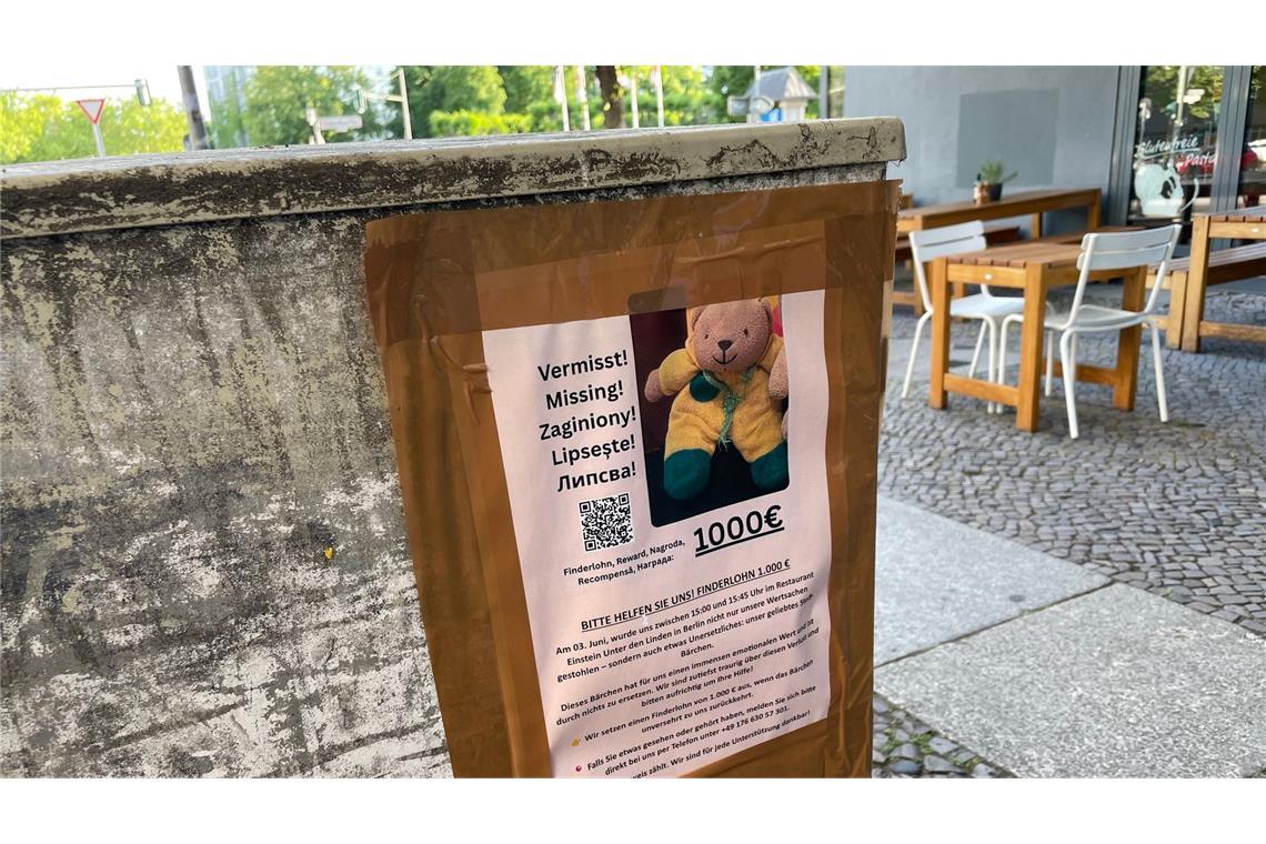 Neben den Plakaten auf Deutsch bittet auch ein eigener Webauftritt auf Englisch, Polnisch, Rumänisch und Bulgarisch um Hinweise zu dem gestohlenen Plüschtier.