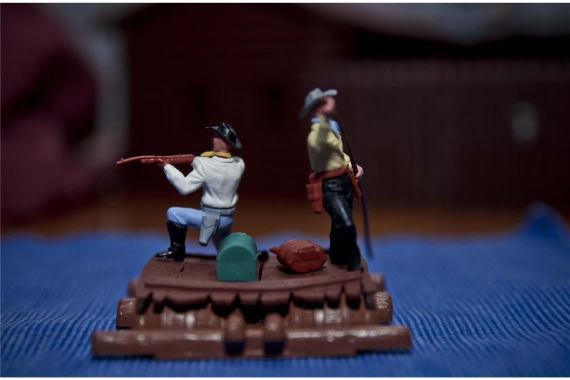 "Homo collector": Warum Männer altes Spielzeug sammeln Neben den Steckfiguren der 1938 gegründeten Firma Timpo Toy Importers Ltd. gab es die Elastolin-Figuren der 1904 gegründeten Q. & M. Hausser Qualitätsspielwaren und die Firma Plasty Spielzeug GmbH in Neulußheim, die 1980 vom britischen Modellbauer Airfix übernommen wurde.