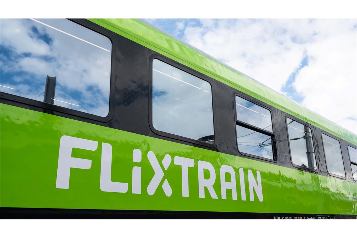 Neben den weiß-roten Zügen der DB und den tiefroten von Italo könnten bald auch mehr grüne von Flixtrain unterwegs sein - das Unternehmen aus München hat Dutzende neue Züge bestellt. (Archivbild)