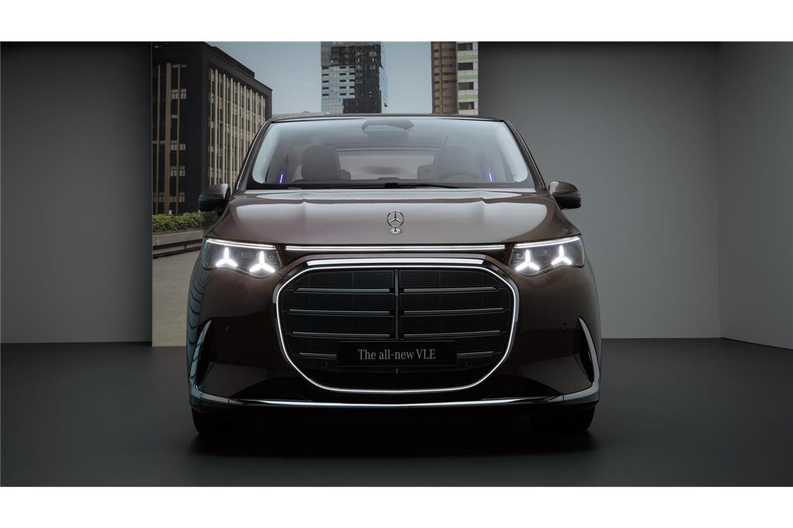 Neben der AMG-Version ist der neue Mercedes VLE auch mit aufrechtem Stern verfügbar, hier in der Ausstattung „Exklusive“.