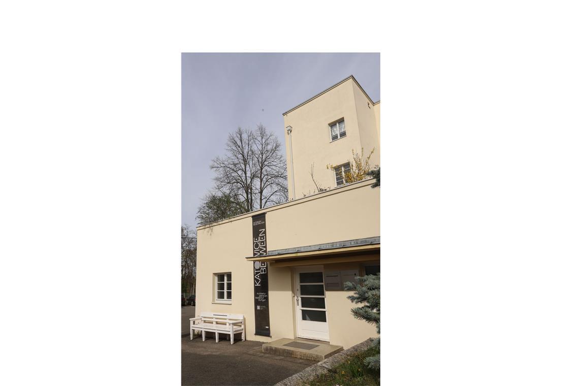 Wie die Weissenhofsiedlung zu einer Weltsensation wurde Neben der Architekturgalerie im Mehrfamilienhaus von Peter Behrens sind . . .