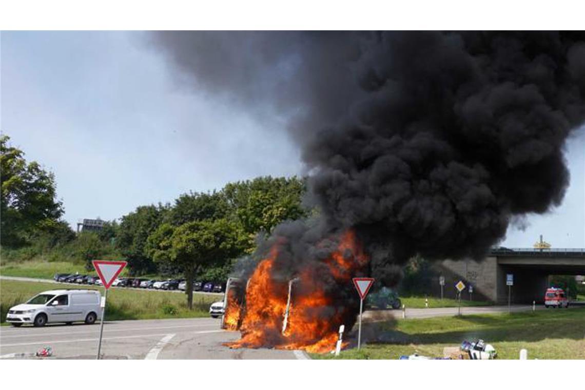 Neben der Autobahn Ausfahrt bei Bretzfeld im Hohenlohekreis ist ein Transporter voll ausgebrannt.