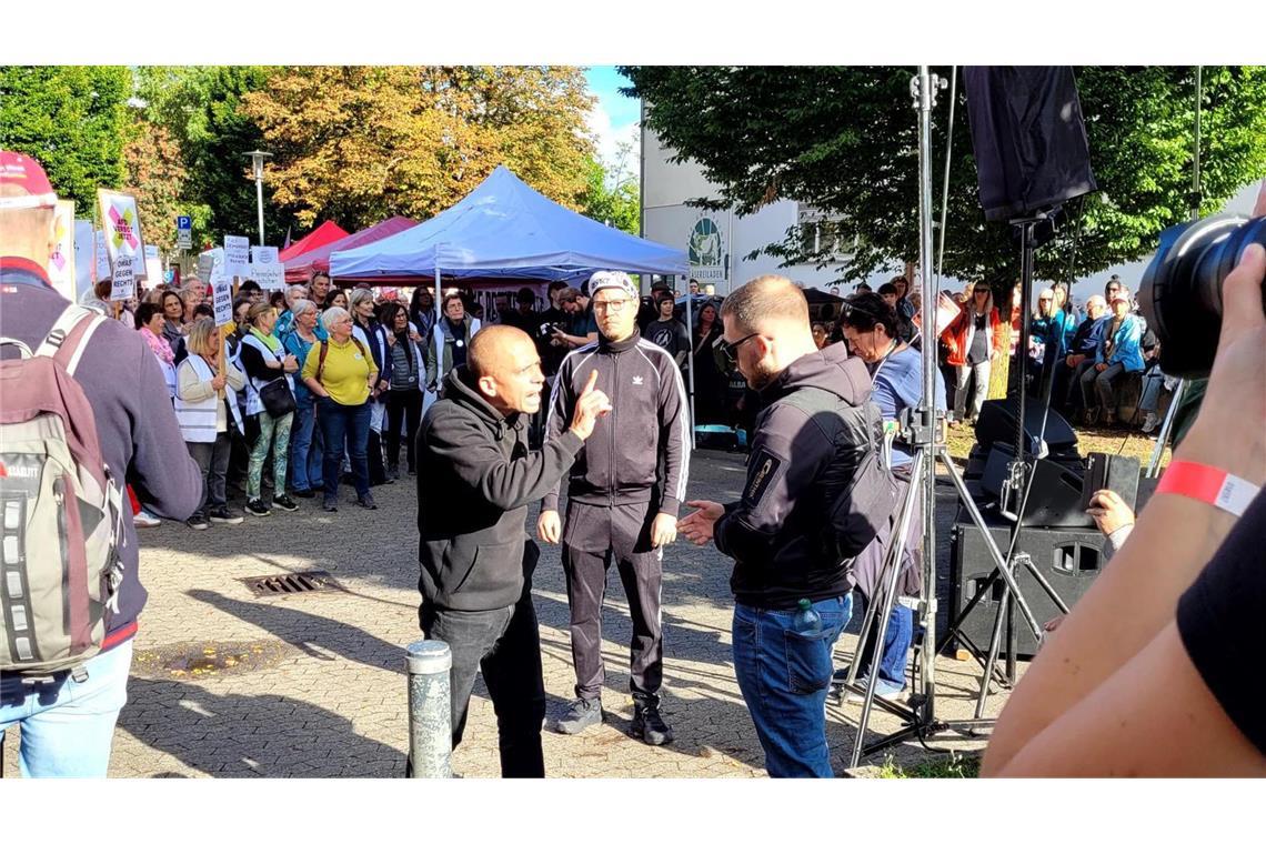 Neben der Bühne gibt es erste Streitereien.