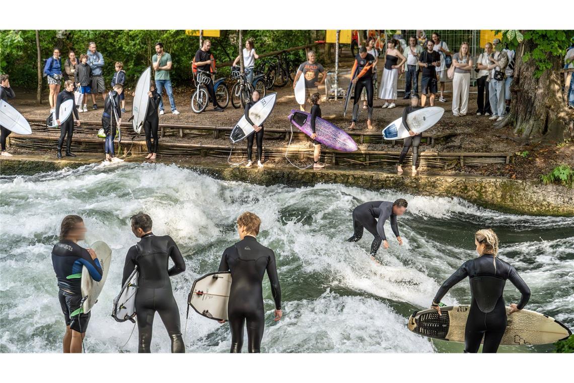Neben der Eisbachwelle soll es in München bald eine zweite Surfwelle geben. (Archivbild)