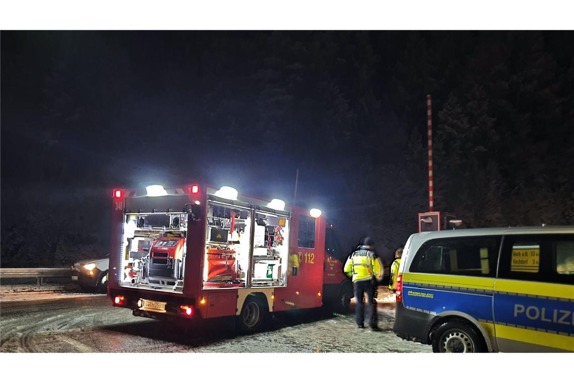 Zug erfasst Anhänger von Auto - zwei Rinder tot Neben der Feuerwehr und der Polizei ...