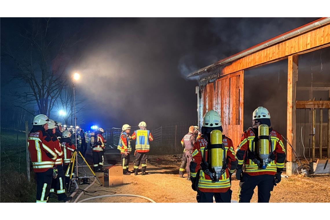 Straußenfarm in Brand - drei Verletzte Neben der Feuerwehr waren auch Einsatzkräfte der Polizei und des Rettungsdienstes vor Ort.