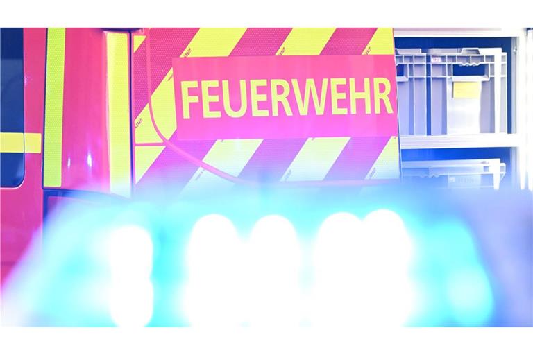 Neben der Polizei und der Feuerwehr ist auch der Rettungsdienst vorsorglich vor Ort gewesen. (Symbolbild)