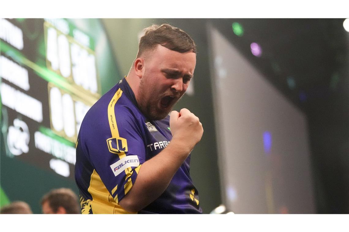 Luke Littler gewinnt mit 17 Jahren Darts-WM Neben der rund 23 kg schweren Sid-Waddell-Trophy strich das Wunderkind für seinen ersten WM-Titel insgesamt 500.000 Pfund Preisgeld (rund 603.000 Euro) ein.