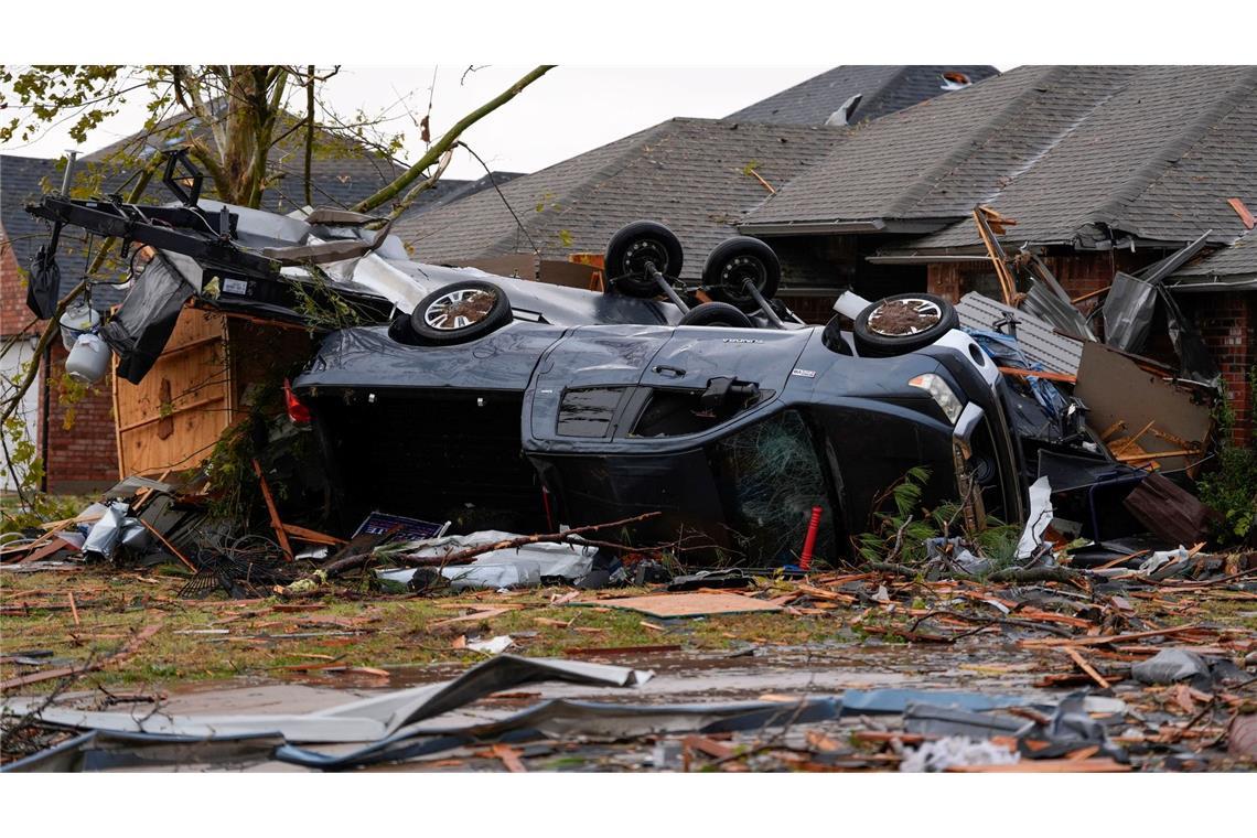 Verletzte und Verwüstung nach Tornados in Oklahoma Neben Gebäuden wurden durch die Tornados auch Fahrzeuge und Bäume in Mitleidenschaft gezogen.