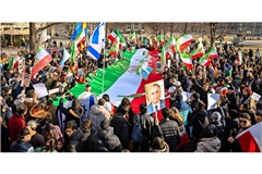 Neben Iranfahnen wurden auf dem Schlossplatz auch Fahnen von Israel und den USA geschwungen.