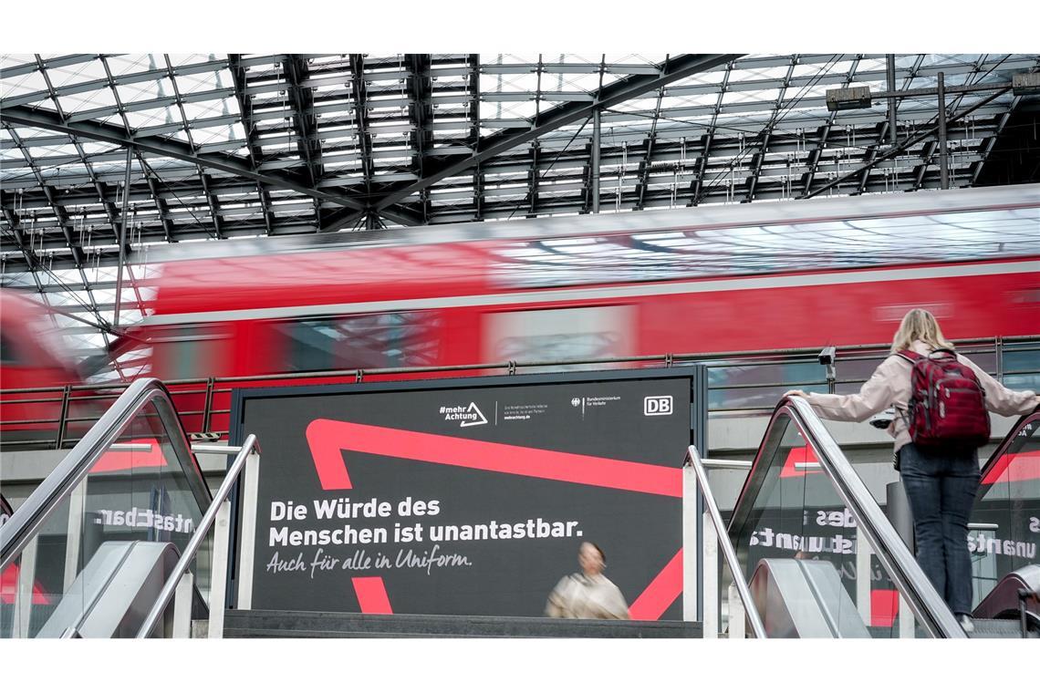 Neben Sicherheitsmaßnahmen sollen Plakate in Bahnhöfen und Bahnen für weniger Gewalt sorgen.