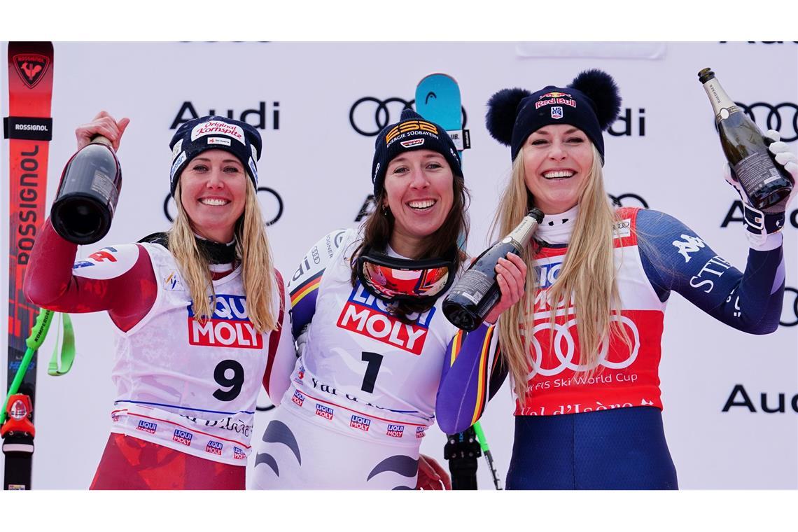 Neben Siegerin Hütter (links) und der drittplatzierten Vonn (rechts) lässt es sich gut feiern.