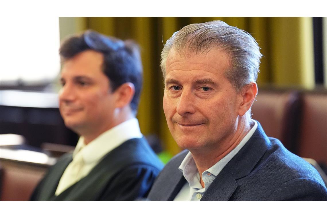 Ex-Mann berichtet von Pädophilie-Vorwürfen Nebenkläger Stephan Hensel (r), Ex-Ehemann und Vater der Kinder von Block, und Anwalt Philip von der Meden, Vertreter der Nebenklage, sitzen im Gerichtssaal.