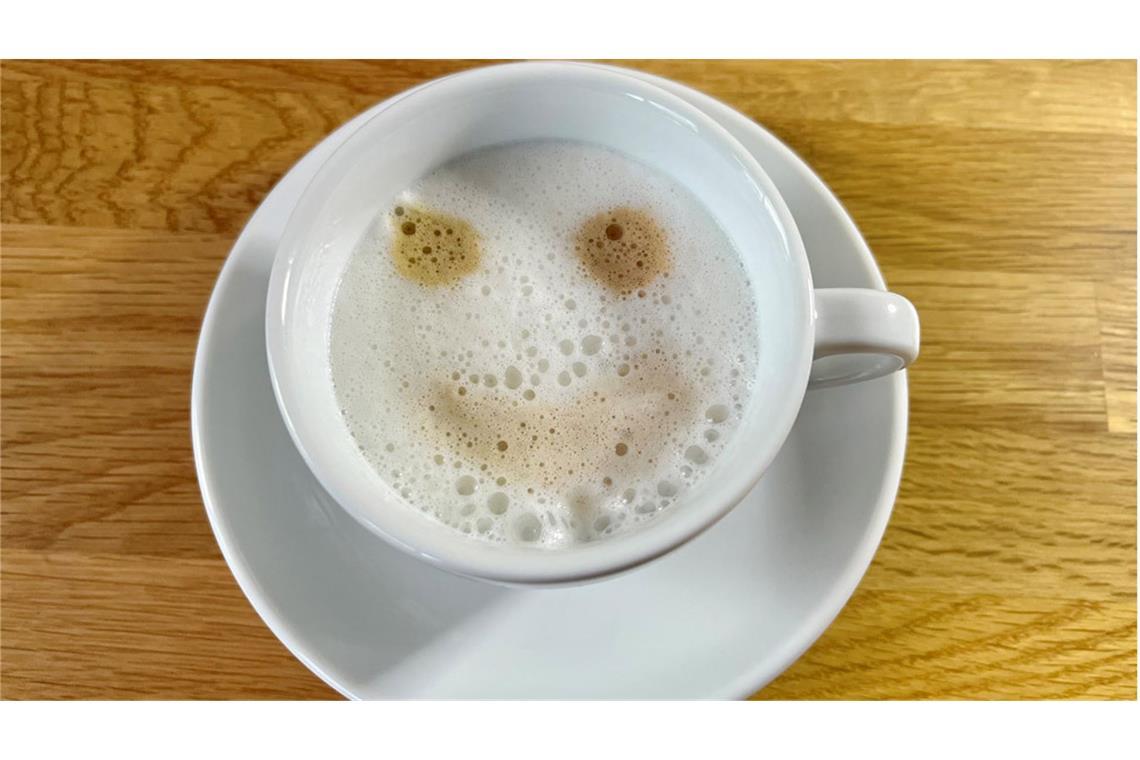 Warum wir überall Gesichter sehen Nebenprodukt der Optimierung unseres Gehirns: Menschen entdecken immer wieder Gesichter in unbelebten Objekten – wie hier in dem Schaum auf dem Kaffee.