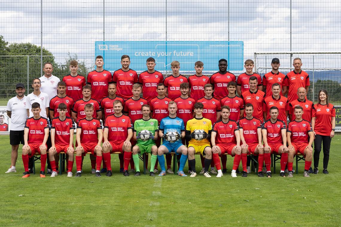 Trotz vieler Unbekannter ist ein Spitzenplatz das Ziel des SV Allmersbach Nehmen den Titel ins Visier (hinten von links): Physiotherapeut Daniel Jeutter, Benjamin Mayer, Nick König, Robin Loistl, Kevin Salzmann, Mario Greiner, Dejan Mehic, Emmanuel Obosu, Sebastian Lägel, Torwarttrainer Dario Nieswandt, Trainer Johannes Stanke, Co-Trainer Florian Mrasek (Mitte), Betreuer Luca Grün, Marius Weller, Yannick Sigle, Luca Jungbluth, Nick Rühle, Tim Wehrsig, Lion Karsch, Nils Thomann, Finn Kopp, Teammanager Laurin Weller, sportlicher Leiter Ralf Kern, Torwarttrainer Manuel Da Silva, Physiotherapeutin Alicia Basso, Levin Bareis (vorne), Nicklas Schwab, Robin Rühle, Felix Geck, Andre Kallenberg, Robin Holzwarth, Colin Penzenstadler, Marius Gebhardt, Michael Heißwolf, Boris Lazic, Leon Handel. Foto: Alexander Becher