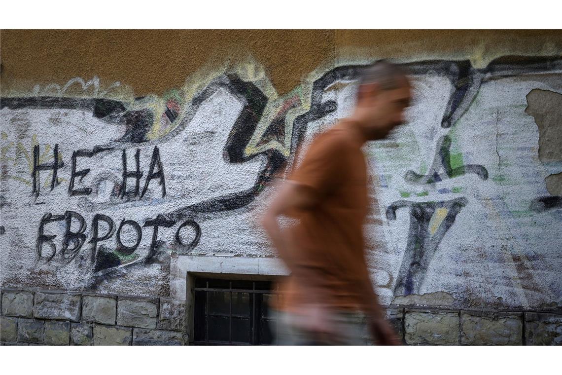Euro und Cent voraussichtlich bald auch in Bulgarien "Nein zum Euro" steht auf diesem Graffito an einer Wand in der Hauptstadt Sofia.