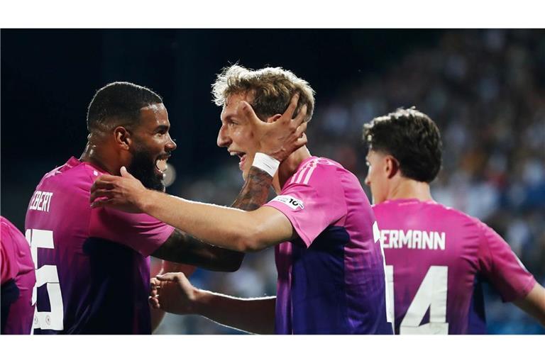 Nelson Weiper (r) jubelt über sein 2:0.