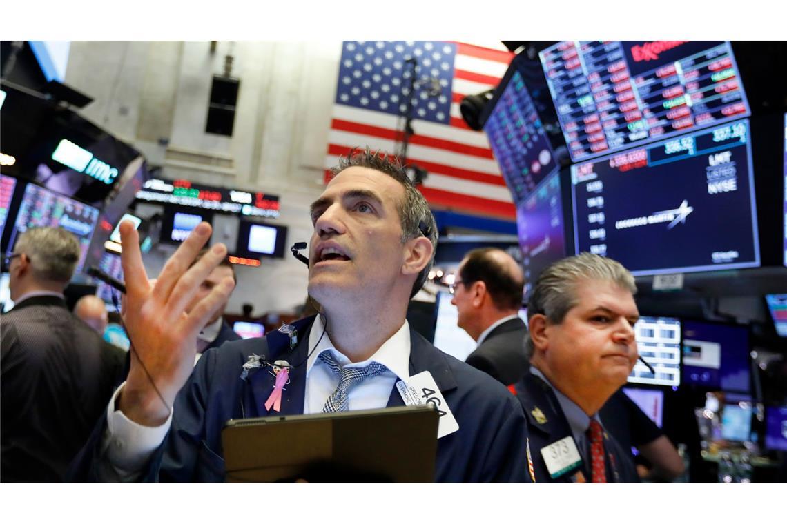 „Trump-Crash“: Zölle erschüttern die Märkte Nervöse Broker an der Wall Street in New York.
