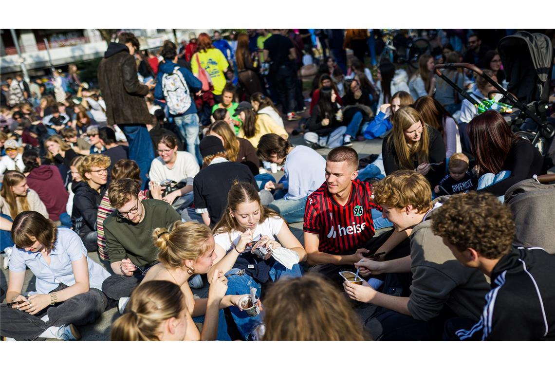 Netztrend: Hunderte essen gemeinsam Pudding mit Gabel Netz-Trend: Pudding mit der Gabel essen. Das tun in Hannover über 1.000 junge Menschen.