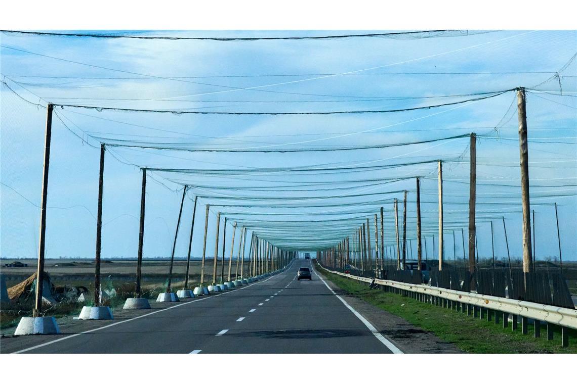 Netze über den Strtaßen bei Cherson sollen russische Drohnen abhalten. (Archivbild)