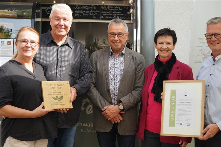 Neu dabei als Partner (von links): Iva Mörsel und Michael Mörsel. Karl-Dieter Diemer, Barbara Schoenfeld und Gerd Holzwarth überreichen die Urkunde. Foto: Naturpark SFW